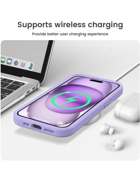 Lila gummiskal för iPhone 14 Plus med telefon på trådlös laddare och synlig laddningsindikator