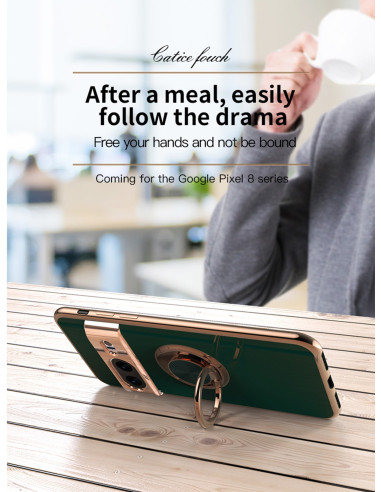 Mörkgrönt Google Pixel 8a skal med ringhållare, lutat på ett bord för att visa ringens funktionalitet