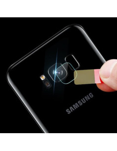 Detaljvy av Samsung S8 med linsskydd monterat på kameran 2