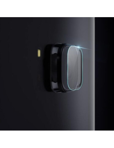 Närbild av linsskydd på Samsung S8-kamera med reflektioner