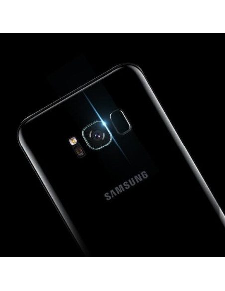 Samsung S8 Plus med fokus på kameran utan linsskydd