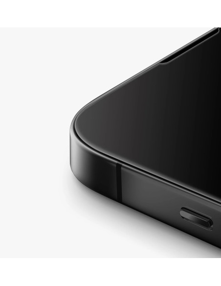 Närbild av kanten på svart iPhone 16 Pro skal med MagSafe, visad snett framifrån