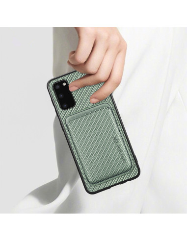 Det gröna skalet för Samsung S20 Plus hålls i handen med korthållaren i fokus och textur synlig