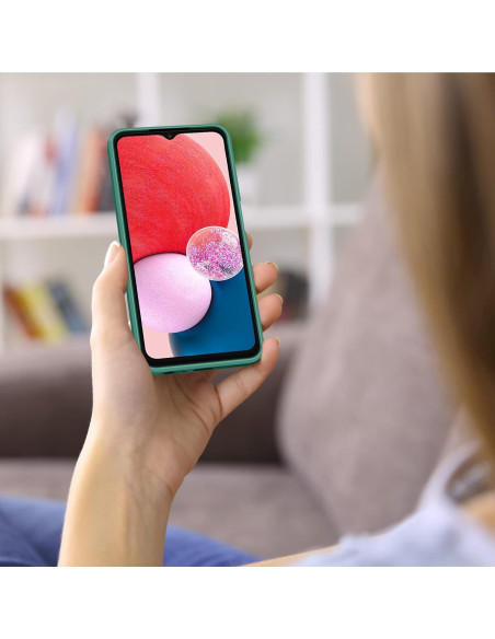 Samsung A33 5G med mattgrönt gummiskal, hålls i handen och visar skärmen i användning
