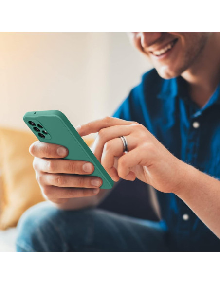 Mattgrönt gummiskal för Samsung A51, monterat på telefon och hålls av en person