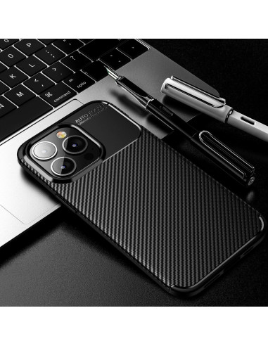 iPhone 16 Pro skal i fullcarbon sedd från sidan med fokus på kamera och textur