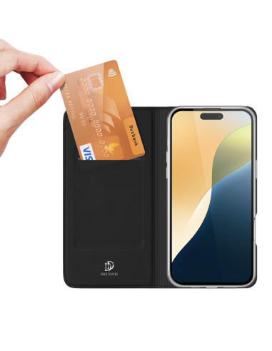 iPhone 16 flipfodral med öppet lock och kreditkort som tas ut ur kortfacket