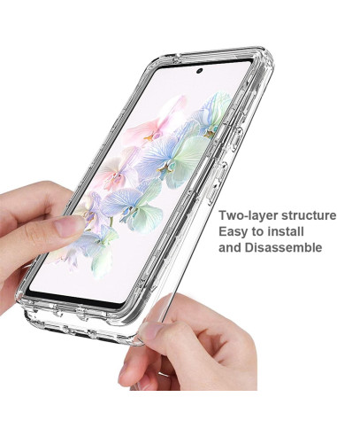 Detaljvy av Google Pixel 7a skal i transparent TPU, hålls i handen med blommönster i bakgrunden