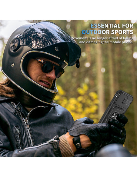 iPhone 15 Pro Max hybridskal med ringhållare, hålls av en person i motorcykelhjälm i skogsmiljö
