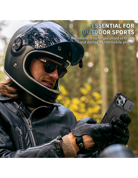 Svart iPhone 16 Pro hybridskal med ringhållare, visat på en motorcyklist i skogsmiljö