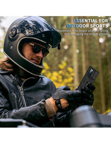 Svart Samsung S20 FE hybridskal med ringhållare, hålls av en person i motorcykelhjälm