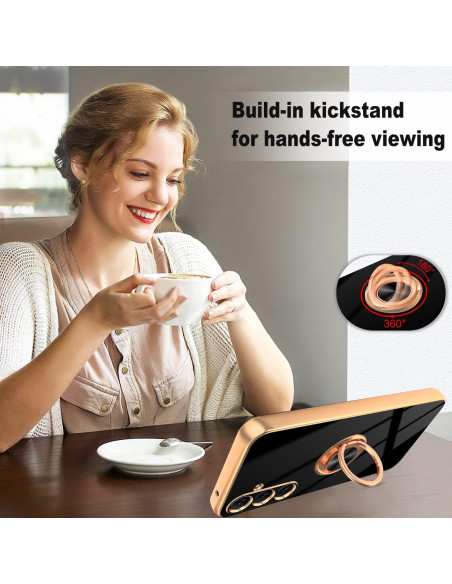 Svart skal med ringhållare, visat i användning med kvinna som håller telefonen och dricker kaffe