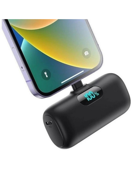 Mini Power Bank 5000mAh med LCD-display ansluten till en smartphone, visar 100% batterinivå