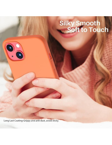 Orange gummiskal för iPhone 13 hålls av en person med mjuk textur, detalj av kameraskydd