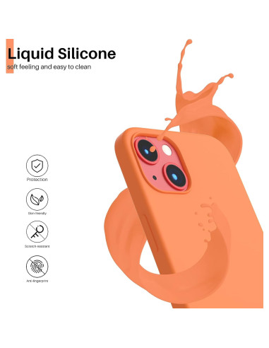 Detaljvy av orange gummiskal för iPhone 15 med fokus på kamerautskärningen och materialets textur