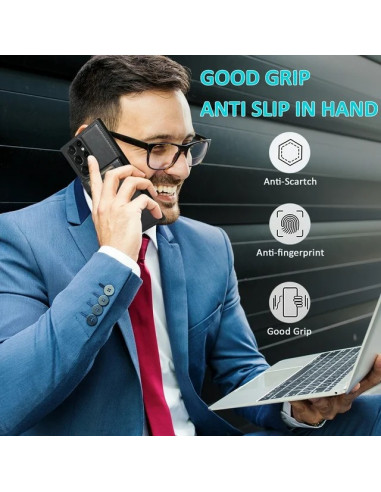 Man i kostym pratar i telefon med svart mobilskal, visar bra grepp och stil i en modern miljö