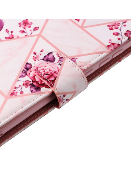 Detaljvy av rosa plånboksfodral med blommönster och stängd flap, sett snett ovanifrån