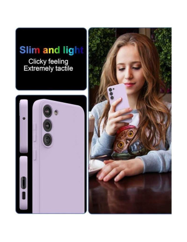 Lila gummiskal för Samsung S25 Plus, hålls av en person som sitter vid ett bord, sett från sidan