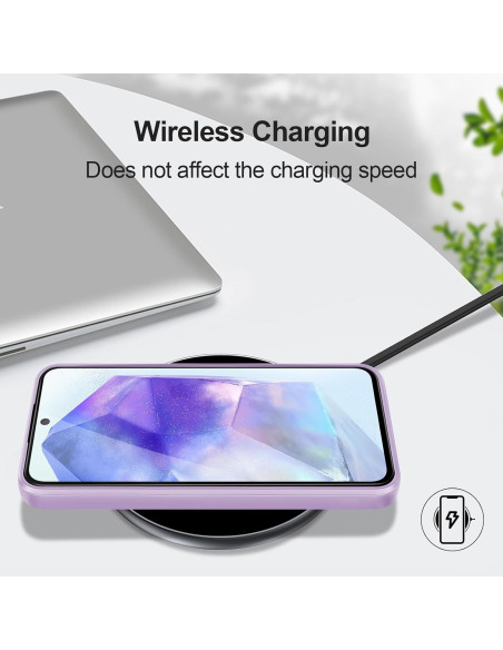 Lila gummiskal för Samsung A25 5G, visat med telefonen på en trådlös laddningsplatta i användning