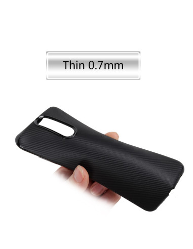 Närbild av svart FullCarbon V2-skal för Huawei Mate 10 Lite i hand