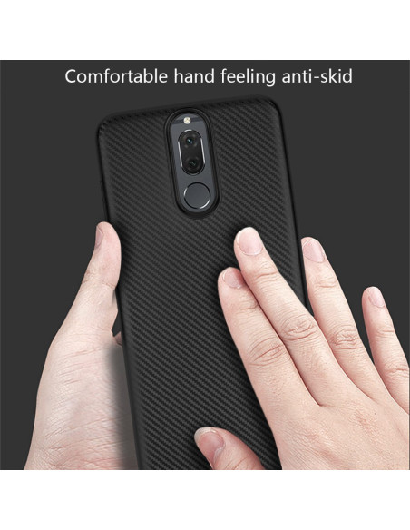 Svart FullCarbon V2-skal för Huawei Mate 10 Lite i hand med fokus på texturen