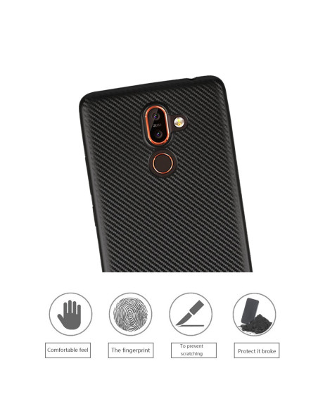 Närbild av Nokia 7 Plus stöttåliga skal i svart med kolfiberstruktur och fingeravtryckssensor