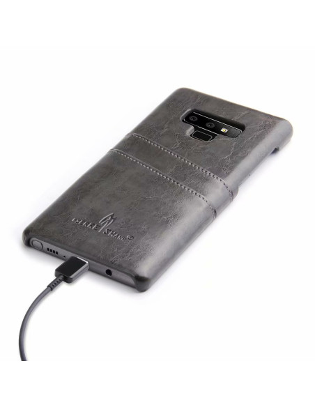 Baksidan av svart retro-skal med korthållare för Samsung Note 9, med laddningsport synlig