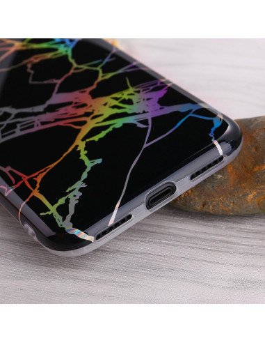 Detaljvy av iPhone XS marmorskal med färgglada ådror på svart bakgrund, sett från sidan