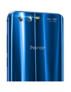 Närbild på baksidan av Honor 10 med kamera linsskydd installerat