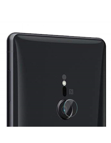 Närbild av Xperia XZ2 med linsskydd monterat på kameran