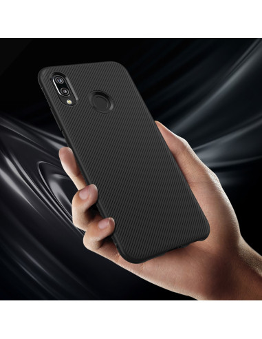 Svart stöttåligt skal för Huawei P20 Lite, hålls i handen med ribbad yta, sett bakifrån