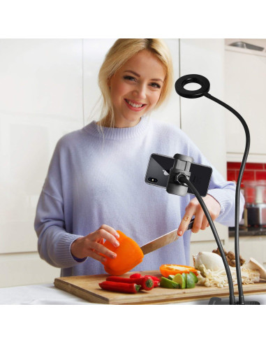 Kvinna som använder Selfie Ring Light med mobilhållare för att filma matlagning