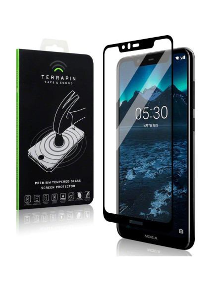 Nokia 5.1 Plus härdat glas monterat på telefon med förpackning i bakgrunden