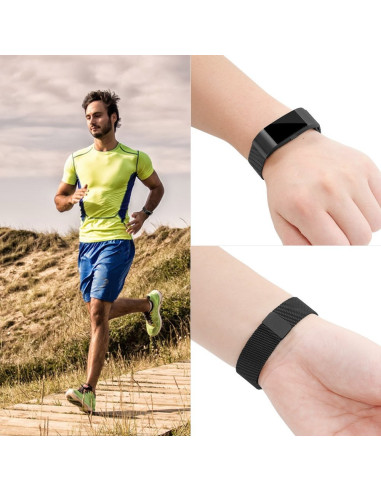 Fitbit Charge 2 armband i svart på handleden av en löpare i naturmiljö