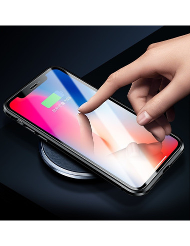 iPhone X/XS skal i transparent design, visat med telefon som laddas trådlöst