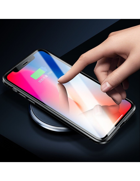 iPhone X/XS skal i transparent design, visat med telefon som laddas trådlöst