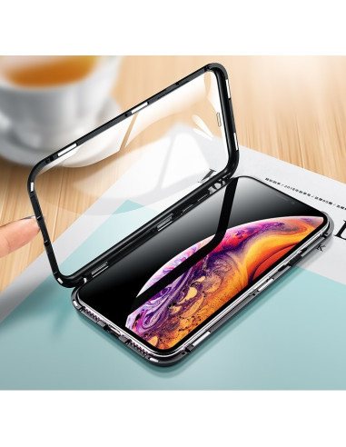 Transparent heltäckande skal för iPhone X/XS, visat öppet med skärmen synlig och handen som håller det
