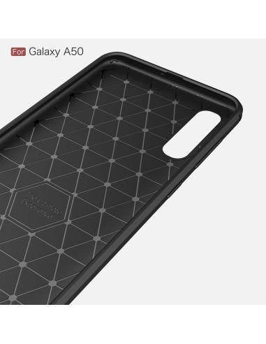 Inuti av svart SlimCarbon skal för Samsung A50 med mönstrad yta och öppning för kameran