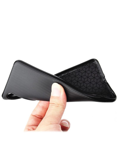 FullCarbon V2-skalet för Huawei P30 hålls i handen, med fokus på den flexibla designen och insidan