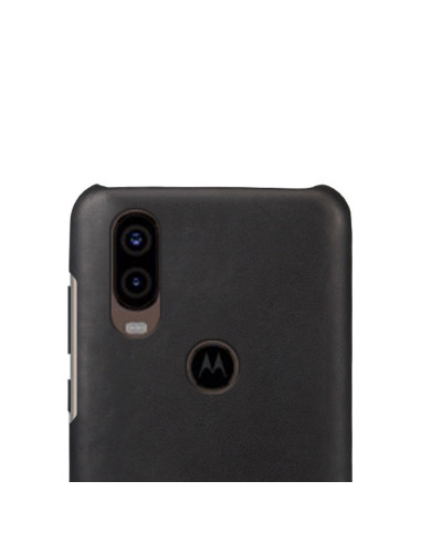 Detaljvy av Motorola One Vision skal i svart konstskinn, med fokus på kamerautskärning