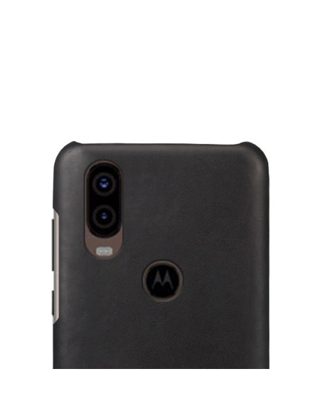 Detaljvy av Motorola One Vision skal i svart konstskinn, med fokus på kamerautskärning