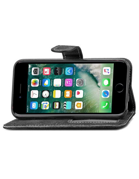 Svart plånboksfodral för iPhone 8 med stängt lock och telefon monterad