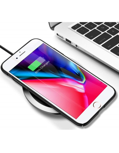 iPhone 8 med mattsvart skal, placerad på en trådlös laddare med laddningsindikator