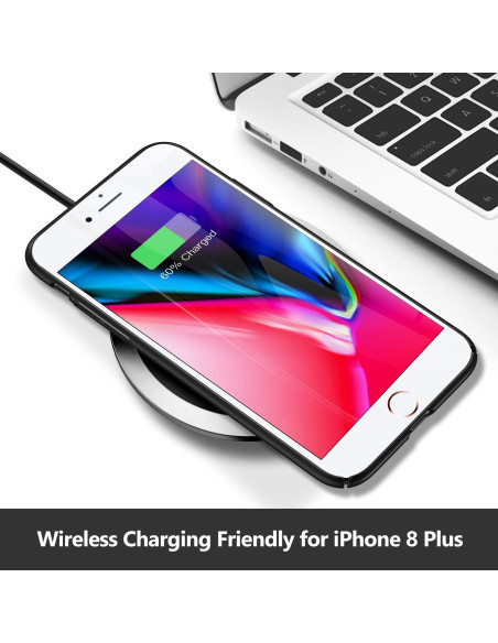 iPhone 7 Plus skal i mattsvart, placerat på en trådlös laddare med telefonens skärm tänd