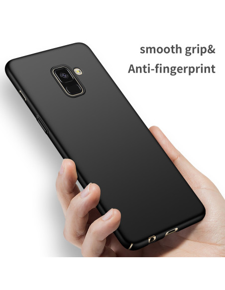 Mattsvart skal för Samsung J6 2018 hålls i handen med fokus på greppvänlig yta