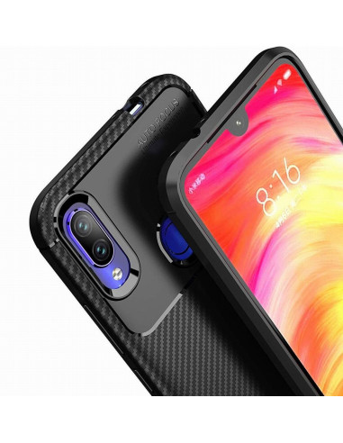 Detaljvy av Xiaomi Redmi Note 7 skal med karbonfiberdesign och kameraöppning