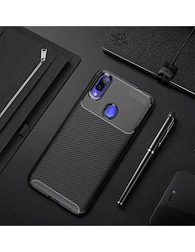 Xiaomi Redmi Note 7 skal i karbonfiberdesign, sett ovanifrån med penna och anteckningsbok i bakgrunden
