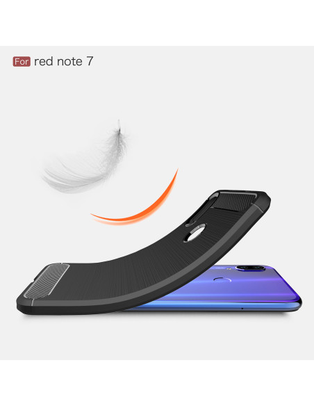 SlimCarbon-skal för Xiaomi Redmi Note 7, visat i en böjd position ovanför telefonen