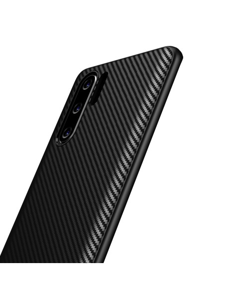 Närbild av Samsung Note 10 Plus skal i fullcarbon-design, med fokus på texturen