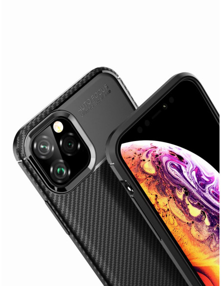Detaljvy av iPhone 11 skal i svart fullcarbon med fokus på kameraskydd och skärm